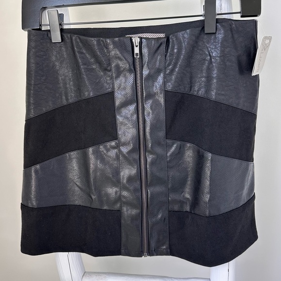 Lizard Thicket Black Faux Leather Front Zipper Mini Skirt SZ Medium - Picture 1 of 11
